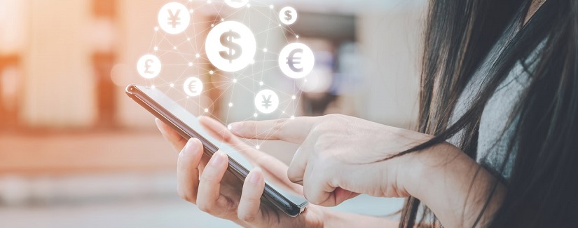 Fermer la main de l’image en utilisant le téléphone mobile avec l’application de transaction en ligne, Concept technologie financière