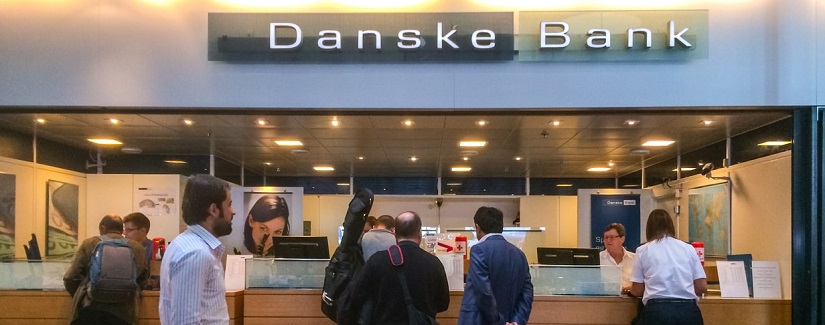 Danske Bank à l’aéroport de Copenhague, au Danemark, des gens parlent aux employés des banques.