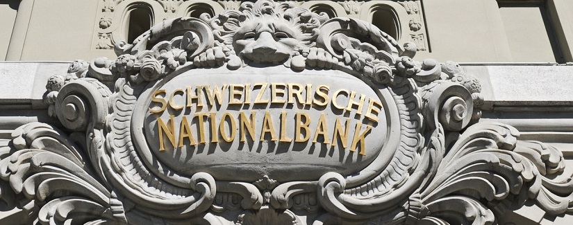 Façade et portail d’entrée ornés des mots "Schweizerische Nationalbank" au-dessus du portail d’entrée de la Banque nationale suisse (BNS) à Berne, en Suisse