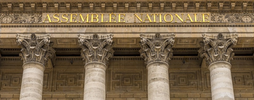 Façade néoclassique du Palais Bourbon, siège de l’Assemblée nationale française à Paris, France.