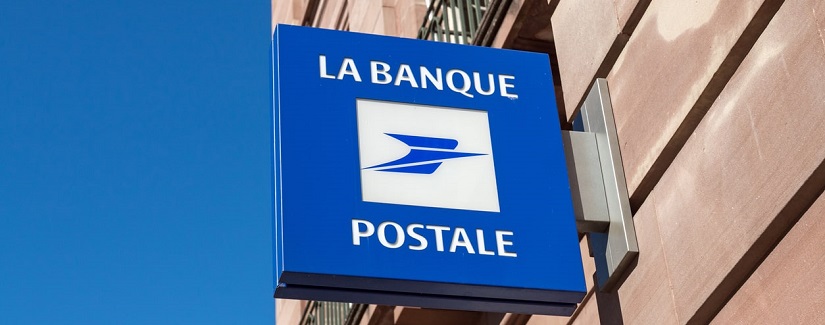 Logo d’une agence de la banque française "La Banque Postale"" au centre de Strasbourg, Alsace, France. 