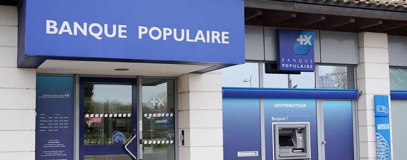 Façade de la Banque Populaire située à Bordeaux, France.