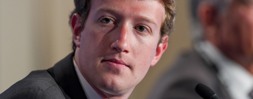 Le PDG de Facebook Mark Zuckerberg participe à une conférence sur les technologies web lors du G8 français dans le nord de la France avec le PDG de Google Eric.