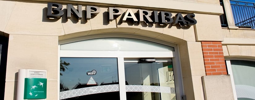 C’est la façade de la banque BNP Paribas.