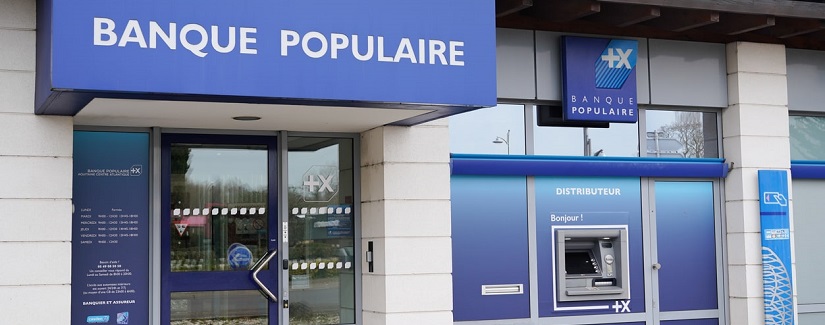 Façade bleue, bureau et guichet de la Banque Populaire Aquitaine, France.