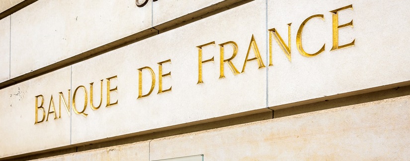 Vue à angle bas de l’inscription Banque de France gravée en lettres d’or sur la façade en pierre du siège de la Banque centrale de France.