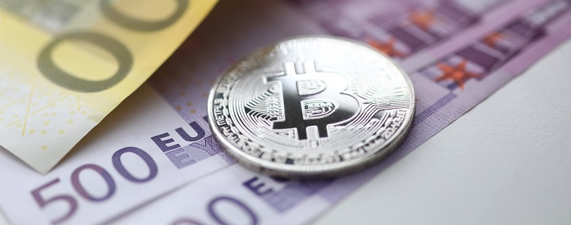Focus sur les billets de banque et les bitcoins crypto-monnaie. 