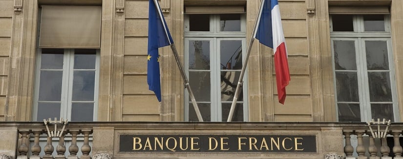 La Banque de France construit avec des drapeaux français et européens.