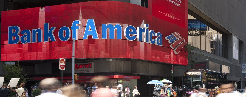 Les gens et les touristes à pied par le signe électronique coloré de Bank of America. 