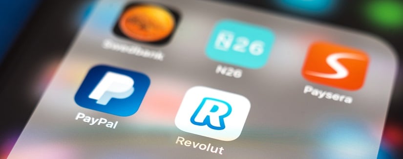 Revolut est une alternative bancaire numérique qui comprend une carte de débit prépayée, un service de change et des paiements peer-to-peer.