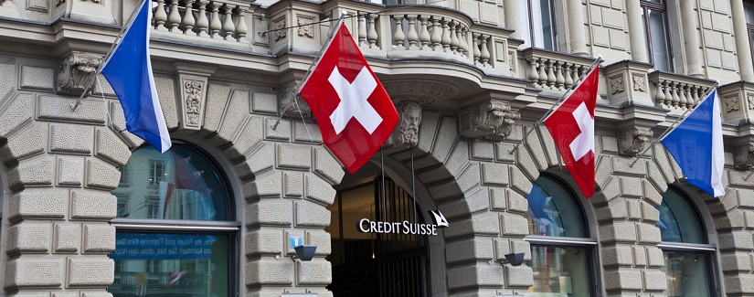 Le Credit Suisse à Paradeplatz à Zurich est décoré des drapeaux de la Suisse et du canton de Zurich