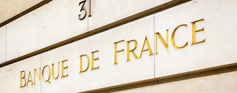 Vue à angle bas de l’inscription Banque de France gravée en lettres d’or sur la façade en pierre du siège de la Banque centrale de France.