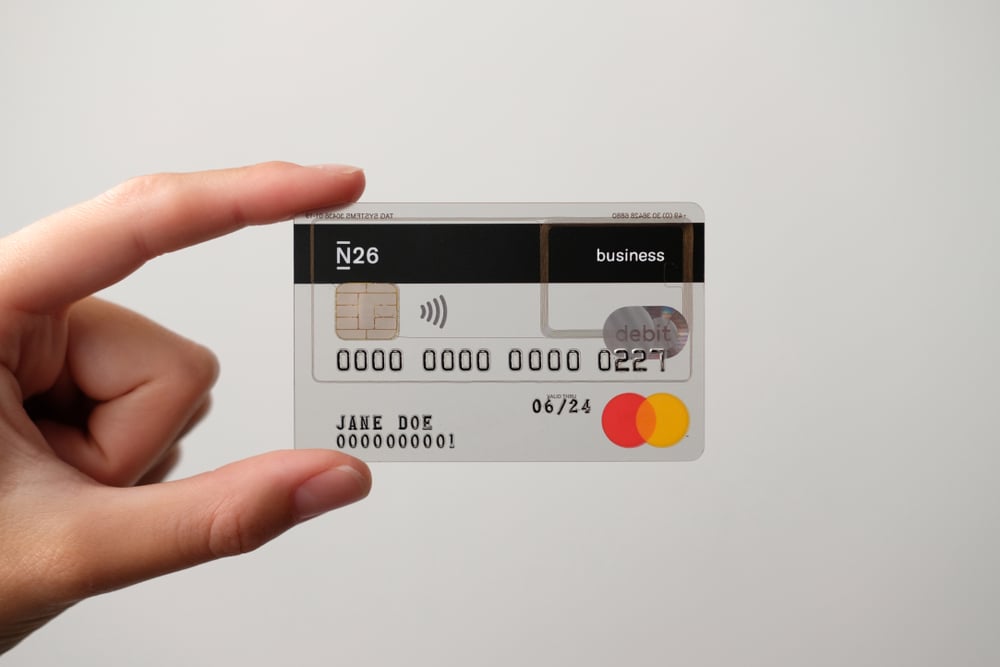 Main d’une personne tenant sa carte de crédit N26 y compris Mastercard.