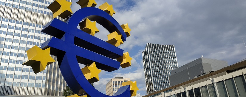 Euro sign au siège de la Banque centrale européenne dans la soirée, quartier des affaires à Francfort-sur-le-Main, en Allemagne.