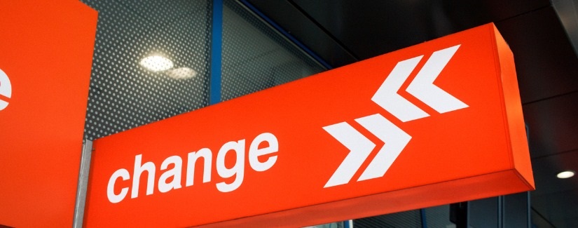 Grand panneau de change orange à l’aéroport.