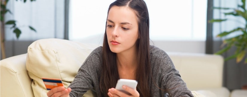 Une jeune femme caucasienne s’inquiète sur son achat en ligne sur le téléphone.