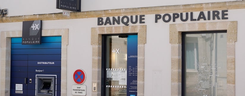 Banque populaire bâtiment bureau logo ville banque agence façade française dans rue.