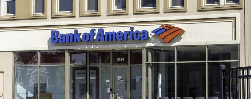 Entrée d’une Bank of America. La Bank of America Corporation est une multinationale américaine de banque d’investissement et de services financiers.