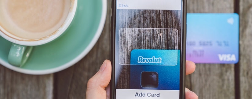 Ajout de la carte Revolut Visa dans le portefeuille numérique Apple Pay. Apple Pay est un mode de paiement NFC facile et sécurisé.
