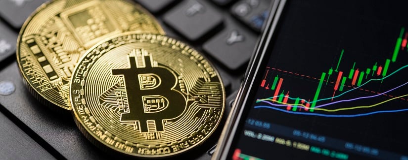 Bitcoin ou cryptocurrency trading graphique sur smartphone gros plan.