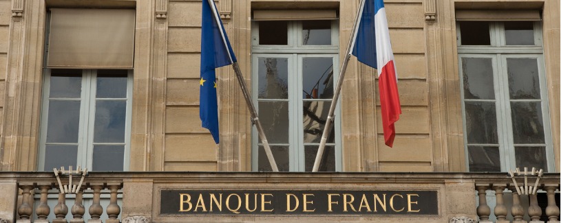 La Banque de France construit avec des drapeaux français et européens.