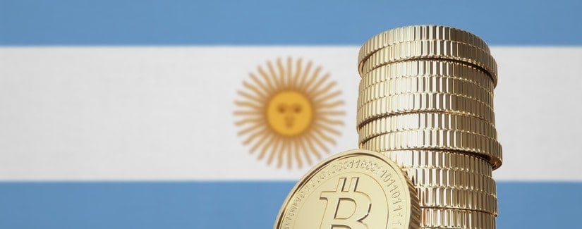 Bitcoin pile avec un drapeau national Argentine en arrière-plan.