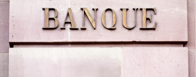 Enseigne de la Banque française avec lettrage en métal de la Banque sur une colonne de pierre