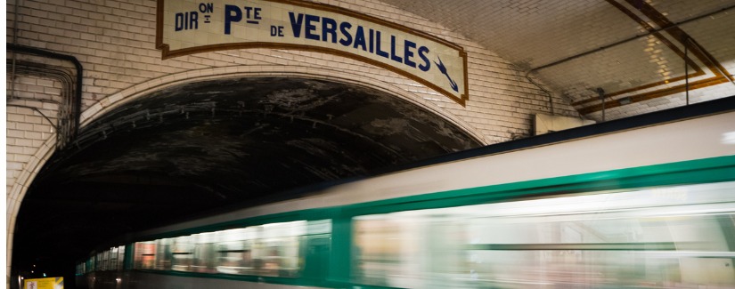 Métro parisien, à Pte. de la station de métro Versailles. 