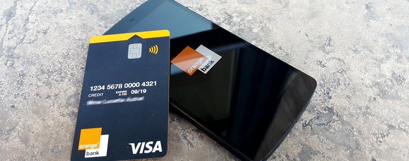 Une carte VISA et un smartphone y compris Orange bank.