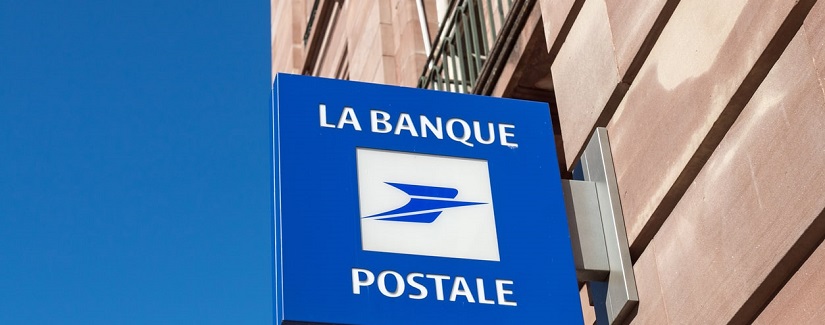 Logo d’une agence de la banque française "La Banque Postale"" au centre de Strasbourg, Alsace, France.
