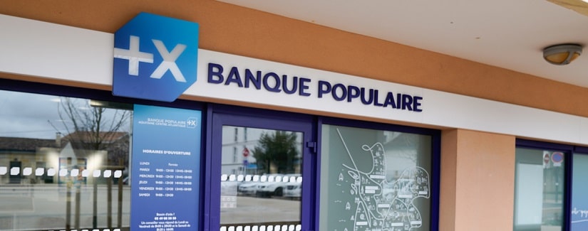 Siège de la Banque populaire, bâtiment bleu.