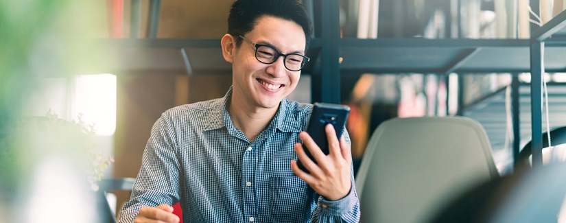 Une jeune femme taiwanaise avec son smartphone y compris Line Pay. 