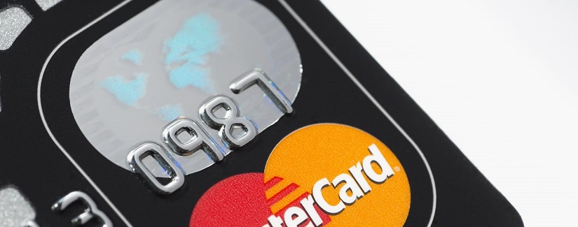 Gros plan d’une carte de crédit Mastercard