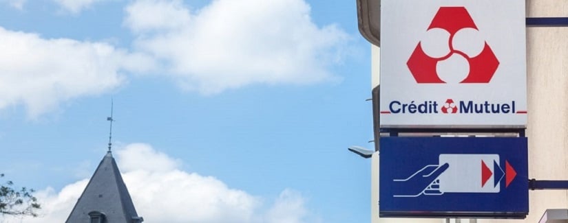Photo d’un panneau avec le logo du Crédit Mutuel sur leur agence bancaire locale à Lyon, en France. 