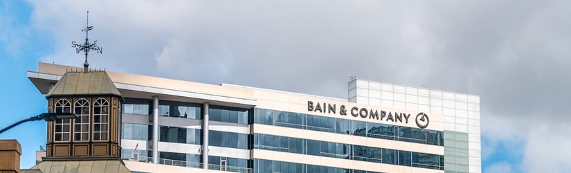 Bâtiments urbains du centre-ville en ville près du parc Klyde Warren avec signe pour Bain & Company.