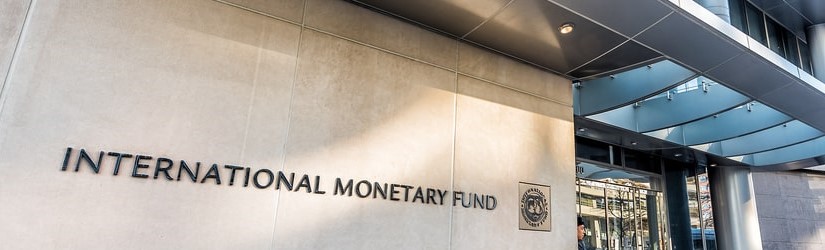 Entrée du FMI avec signe du Fonds monétaire international, portes de sécurité murales en béton.