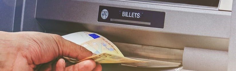 Retrait d’argent en euros d’un guichet automatique.