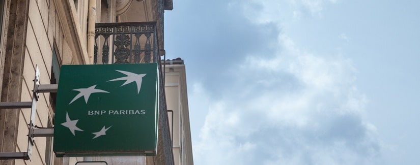 Panneau du Logo de BNP Paribas sur leur agence.