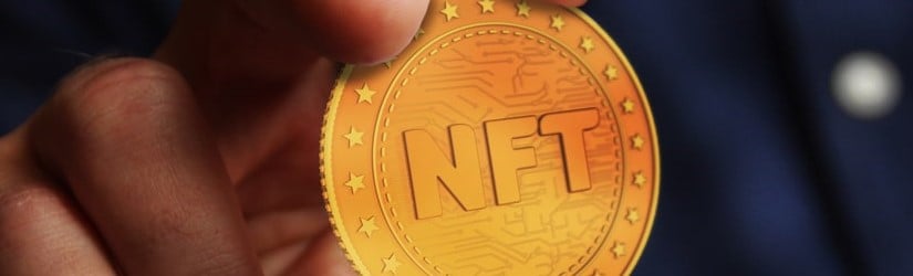 NFT Crypto art pièce d’or à la main concept abstrait.
