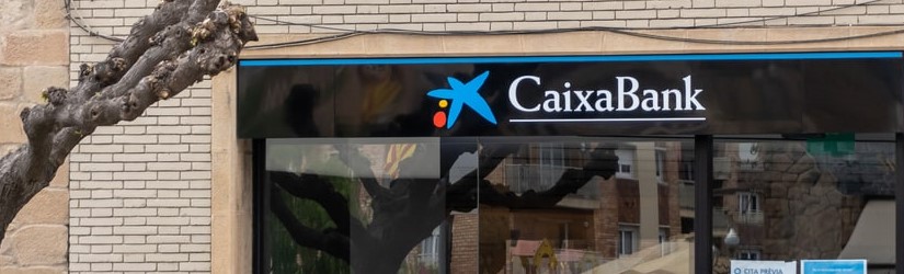 Logo et façade de CaixaBank, une banque espagnole, avec siège à Valence.