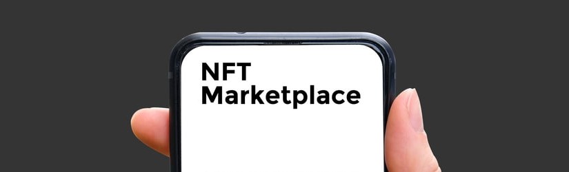 La main tient un smartphone avec un type de marché cryptographique NFT avec vente d'art.