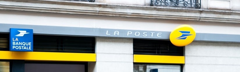 Vue de face de la façade de l’entreprise La Poste, l’entreprise publique française des services postaux