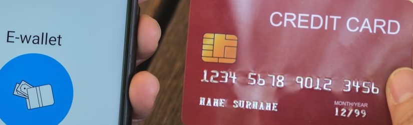 femme faisant des achats en ligne avec une carte de crédit dans un café en plein air.close up hand holding smartphone