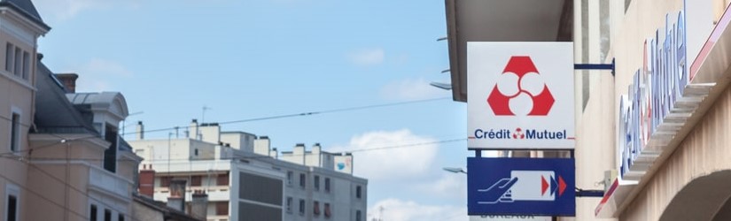 Photo d'un panneau avec le logo du Crédit Mutuel sur leur agence bancaire locale pour Lyon, France. 