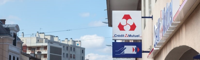 Photo d'un panneau avec le logo du Crédit Mutuel sur leur agence bancaire locale pour Lyon, France. 