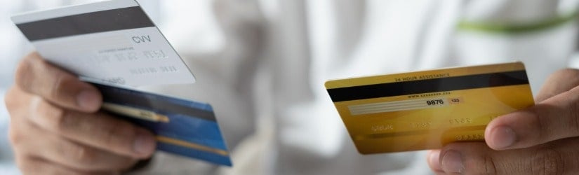 Mains choisissant une carte de crédit
