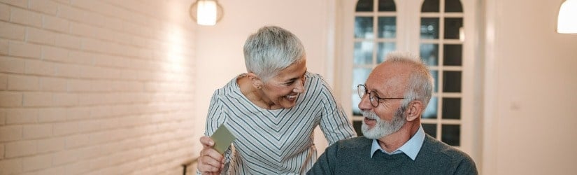 Couple senior visitant  leur compte courant en ligne, concept du plan épargne retraite.
