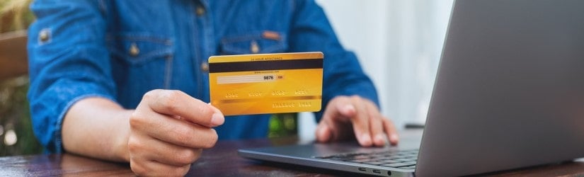 achat en ligne en tenant une carte de crédit