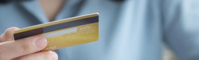 Une femme utilise une carte de crédit pour effectuer des achats en ligne sur son ordinateur portable. concept de dépenses par carte de crédit