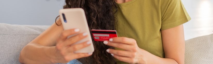 Femme faisant des achats en ligne avec une carte de crédit